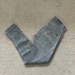 Dondup George jeans  - DOM ÄR INTE RANDIGA! FEL PÅ LJUSET! Säljer ett par väldigt snygga Dondup jeans i modellen George! Storlek 30!  Hör gärna av dig om du har frågor! 