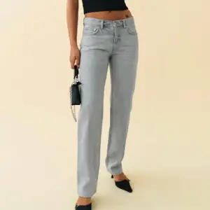 Säljer domhär trendiga jeansen från Gina tricot som är low waisted o straight, de sitter perfekt bara att dom är lite korta på mig som är 175 ❤️