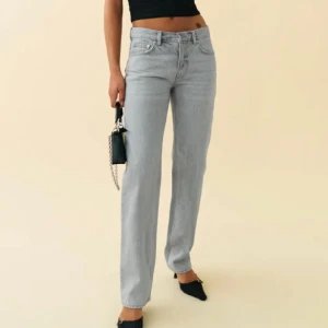 Lågmidjade jeans  - Säljer domhär trendiga jeansen från Gina tricot som är low waisted o straight, de sitter perfekt bara att dom är lite korta på mig som är 175 ❤️