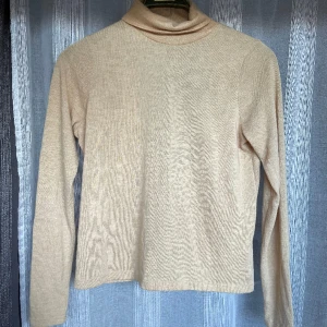 Högkrage tröja storlek M - Högkrage tröja storlek M med öppen rygg 