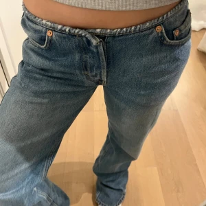 Weekday jeans - Weekdays arrow raw jeans i straight modell med väldigt lågmidja, ascoola utan sån kant jeans brukar ha. Super bra skick, inga alls defekter. Säljer pga för långa på mig. Org pris: 600kr 🤙🏻🤙🏻🩵🩵 Slutsåld i alla storlekar just nu