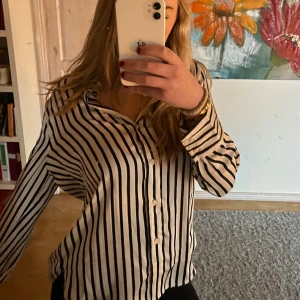 Blus  - Randig blus från hm, aldrig använd! 