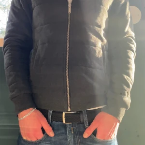 Zara cardigan - Zara cardigan/jacka i fint skick utan några defekter. Modellen är 186 och bär storlek medium. Pris kan diskuteras😊