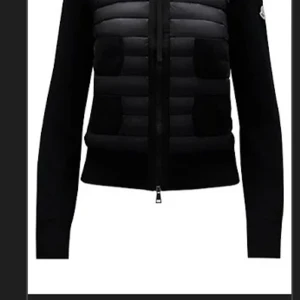 Söker en monclare cardingan pris 500-1900❤️‍🩹 - Bra om du har kvittot kvar det behövs int men bra och kanske ganska många bilder för att se om den är bra och att du inte har tagit den från Internet. Hälst dam men kan vara man