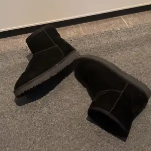 Fake uggs som inte används, finns små defekter därav priset