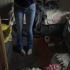 Ett par jättefina ljusblåa bootcut jeans i bara skick! Står inga storlekar men jag brukar ha M, och jeansen sitter bra men tajt på mig. Jag är 179 för längd referens💕
