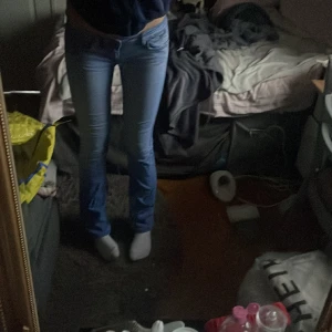 Ljusblå bootcut - Ett par jättefina ljusblåa bootcut jeans i bara skick! Står inga storlekar men jag brukar ha M, och jeansen sitter bra men tajt på mig. Jag är 179 för längd referens💕