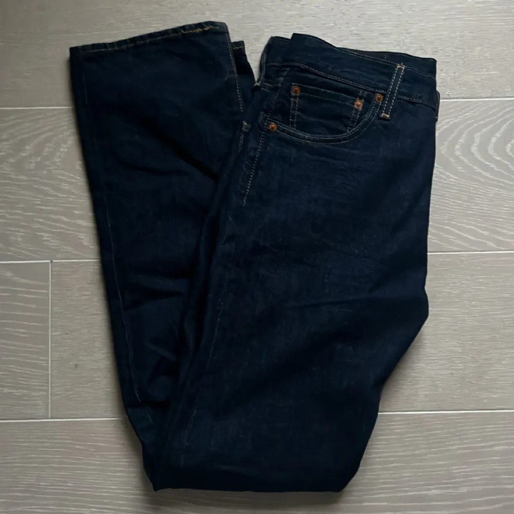 Blåa Levis 501 jeans! Tvär feta och inga skador! Storleken är 30/32 och passar mig som är 180cm!. Jeans & Byxor.