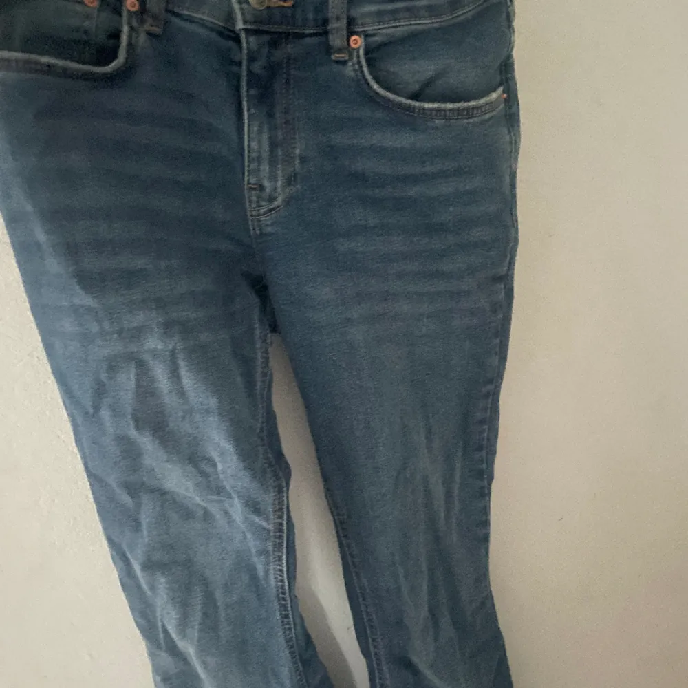 Snygga bootcut jeans som aldig har andvänds, dom är midwaist och är i storlek 36 passar även 38🫶🏼 Från Gina tricot❤️köptes för 500. Jeans & Byxor.