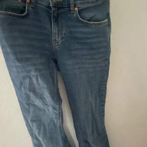 Snygga bootcut jeans som aldig har andvänds, dom är midwaist och är i storlek 36 passar även 38🫶🏼 Från Gina tricot❤️köptes för 500