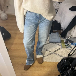 Jeans  - Blåa jeans från Gina med slits. Har även klippt upp dem så de passar 160cm
