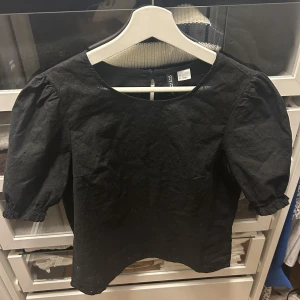Blus - Superfin och skön blus som passar till allt💕kommer inte till användning längre!