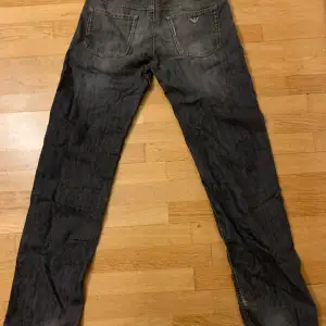 Fina Armani jeans i passform Slim regular fit! Ritkigt fina i ett unikt mönster!  NYPRIS 1695 kr PRISET ÄR INTR HUGGET I STEN DE BARA KOMMA MED PRISFÖRSLAG