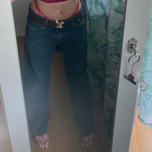 Diesel jeans  - Jätte snygga diesel jeans, användt skick men inga större defekter eller slitningar :) midjemått: 43cm, innerbenslängd:73cm 