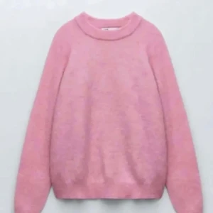 Rosa stickad tröja ifrån Zara - Säljer denna rosa stickade tröja ifrån zara i storlek S då den var förliten när ja fick hem den, därav finns det inga fler bilder tyvärr 