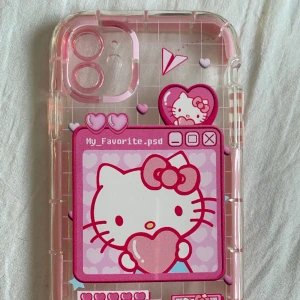 Hello Kitty mobilskal iphone 11 - Ett gulligt Hello Kitty telefonskal till en iphone 11🎀 väldigt bra skick. Köptes för 300kr+ säljer för 200. Tryck gärna på köp nu❤️
