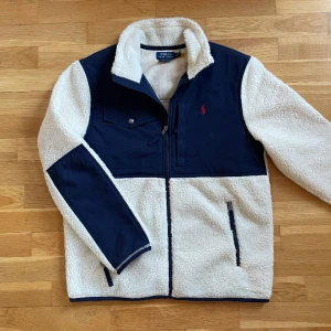 Ralph lauren fleece jacka  - En super skön Ralph lauren fleece som är nästintill helt ny. Nypris runt 3000. Hör av dig vid funderingar! Mvh