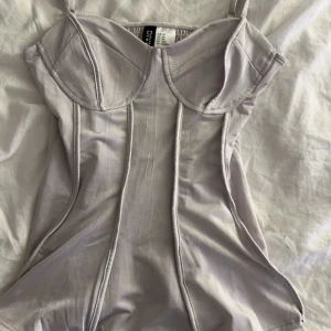 Korsett med band  - Super snygg korsett liknande linne. Perfekt till tjejmiddagar eller fest🙌🙌 skriv för bilder på! 