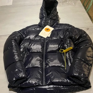 Save the duck jacka - Tjena jag säljer en helt ny save the duck jacka i storlek xs på grund av att jag köpte fel storlek. Nypris 3299. Mitt pris 1900