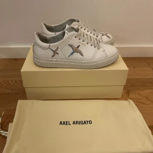 Axel arigato skor  - Ett par Axel arigato skor i storlek 37, köpt för 2 års sen, dom är en aning för små för mig 