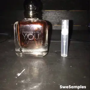 En söt och mysig parfym som är perfekt för vintertid, med noter av vanilj och amber 🍨🍯 3 ml sample  