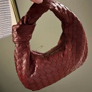 Bottega liknande väska - Vinröd bottegaliknande väska! Äkta läder😍