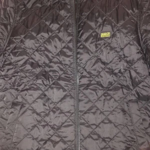 Barbour vår jacka - Storlek S fick hem den idag så den är aldrig använd. Kunde inte skicka tillbaka den eftersom att jag rev upp förpackning så det va lite dumt… 