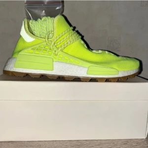 Pharell Williams Human Race (solar yellow) - Cond 10/10 Brand new 👟 Pris kan diskuteras! 💰kanonpris  