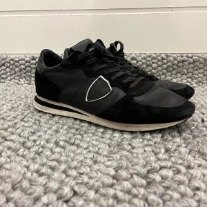 Philippe model skor - Tjena säljer nu dessa Philippe model skor i skicket 8/10! Har sina slitningar men är absolut fint skick. Storlek 43 passar även 0,5-1 storlek större. Hör av dig vid frågor! Endast skor ingår