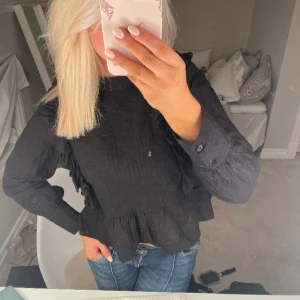 Blus - supersöt svart blus från trendyol som tyvärr ej kommer till användning💕 sparsamt använd i strl 38, nypris 589kr