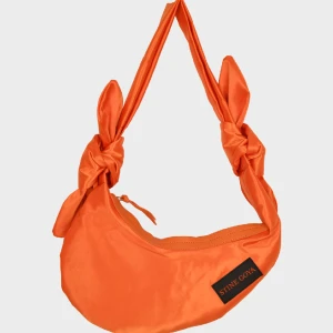 Stine Goya väska orange - Kikar intresset på denna väska från Stine Goya😍 helt och hållet oanvänd. Bara att höra av sig till mig om du vill köpa eller är intresserad/har frågor!