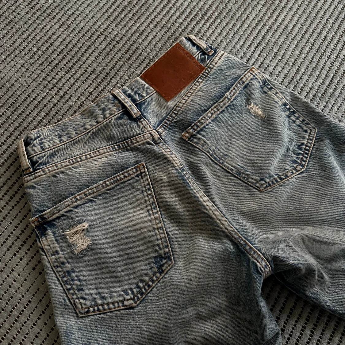 Jeans med slitningar - 91