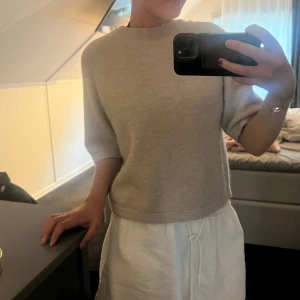 Stickad tröja - Stickad beige t-shirt i alpacka och merinoull från & other stories i st xs