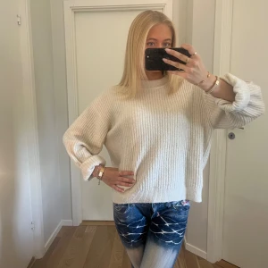 Vit stickad tröja  - Super fin vit stickad tröja, lite nopprig men absolut inget man tänker på, annars väldigt  bra skick! ☺️☺️