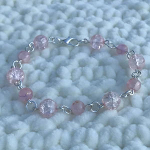 Armband  - Vackert armband av rosa glaspärlor🌸finns 7 till liknande armband 