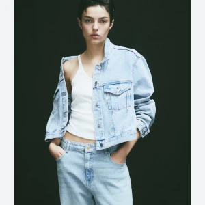 Jeans jacka - Säljer då jag köpte fel storlek, jättefint skick, skriv om du vill ha egna bilder.