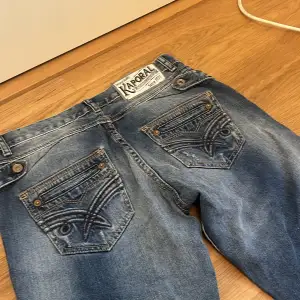 Säljer dessa jätte snygga jeans då de är förstora för mig. Dem har fina detaljer på fickan. Dem är raka i modellen. Skriv vid intresse eller frågor. Pris kan diskuteras💞💞