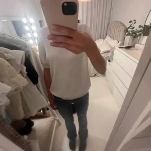 Finstickad t-shirt - Jättefin t-shirt från Lindex. Är i nyskick och endast använd ett fåtal gånger 💓är i en fin créme beige färg. Nypris 299
