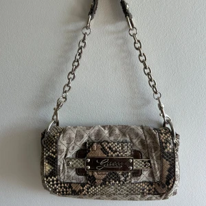 Guess vintage - Säljer min vintage väska från Guess. Köpt i en vintage butik i Paris.  Perfekt till vardag och fest