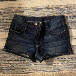 Shorts - Ett par jätte fina shorts från hm, demin. Jätte bra skick, knappast använda och inga defekter. Byxorna är i storlek 158 men passar Xxs-xs, möjligtvis S. Kontakta mig vid fler frågor eller tryck gärna på på ”köp nu”😁
