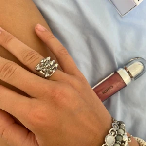 Edblad peak ring steal - Första bilden visar hur ringen sitter och resterande bilder är från Edblads egna hemsida! Ringens skick är som ny (inga skador) pris kan diskuteras❤️ köpt för 399!  