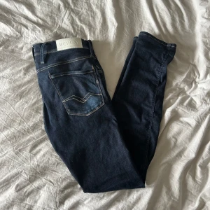 Replay Anbass Jeans - Säljer mina Replay Anbass Jeans i storlek W32 och L34. Jeansen är knappast använda och är i 9/10 skick. Kontakta mig om ni har mer frågor!