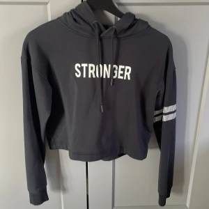 Tränings hoodie - Skitnajs tunn hoodie som man kan ha till träning, helt oanvänd och är i bästa skick🤗