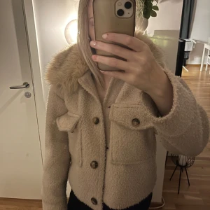 chelsea jacka - säljer denna höst/vinter jacka som jag inte längre vill behålla. den är i jätte bra skick förutom att den lilla flärpen man hänger upp jackan på är sönder 💕står ingen storlek på men skulle uppskatta det som S. original pris 1200kr