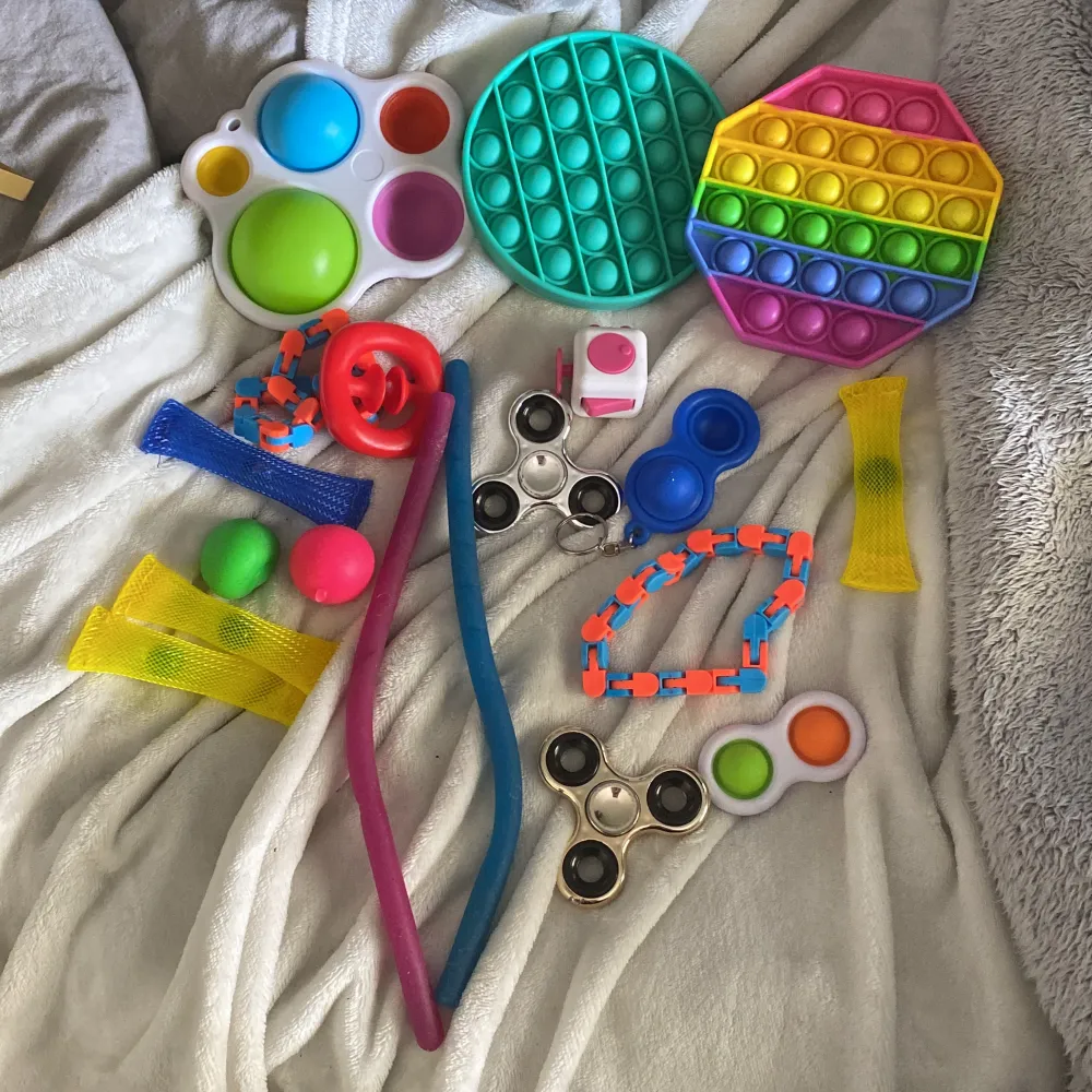 Säljer mina gamla fidget toys på grund av att dem inte används. Fint skick men den ena poppiten har färg på sig ( se bild ) men går att tvätta bort! Köparen står för frakten!. Övrigt.