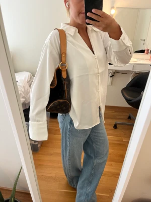 Oanvänd vit skjorta - Helt ny skjorta från Gina med prislapp kvar. Tycker den ser lite stor ut för mig och hann aldrig lämna tillbaka den. Det perfekta basplaggen k gaderoben 😍kan gå med på ett billigare pris