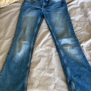 super fina ljus/mörk blå jeans från Gina young💙 - Jättefina ljus/mörk blå jeans från Gina Young💙Storlek 146, säljs får har tyvär blivit försmå. Använt ganska många gånger, de har väldigt bra skick men syns ändå att de har använts. Pris kan diskuteras . Köptes för 350kr🙏🏼