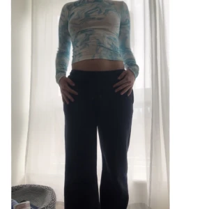 Mönstrad topp - Långärmad tight tröja i nyskick, storlek xs-s! Från Bik bok🫶🏼😊