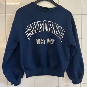 Tjocktröja - Jag säljer denna mörkblåa tjocktröjan i storlek XS. Den är varm och mjuk. Bra skick. Kontakta mig för mer info eller bilder på den. 💕