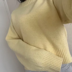 Gul stickad tröja - Säljer denna gula stickade tröjan från zara. Den är i jätteskönt och tjockt material men använder intr den alls längre. Tröjan är lite nopprig men annars i gott skick.